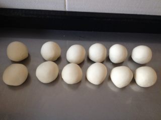 7、紫薯开花馒头,再把醒好的白面团同样分成大小均匀的剂子，并揉圆