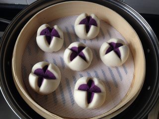 12、紫薯开花馒头,这是醒发好的馒头坯子，口会张开一些；盖上盖子，中火蒸制约15分钟，焖3分钟才可开盖