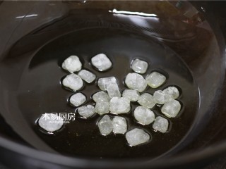 5、冰糖肘子,锅内放少许油，开小火，放入一把冰糖。