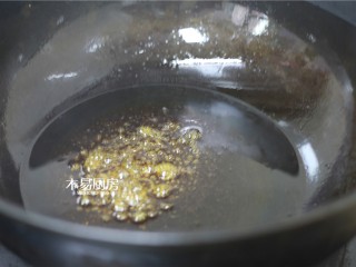 6、冰糖肘子,小火熬糖色，熬至冰糖融化微微冒泡时停止。