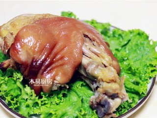 9、冰糖肘子,把肘子放在盘中。