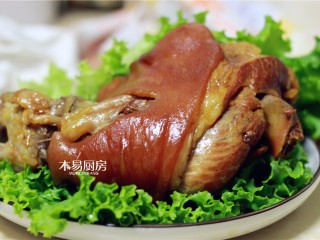 11、冰糖肘子,将芡汁浇在肘子上，即可。