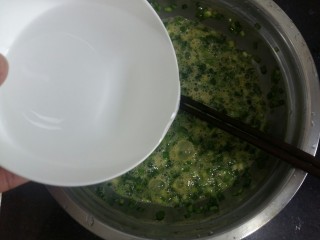 5、#绿色美食#韭菜鸡蛋饼,倒入半碗水，稀释一下蛋液，这样做出来的蛋饼更软，而且还会多。