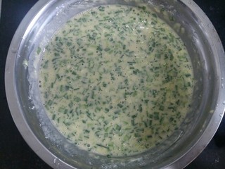 7、#绿色美食#韭菜鸡蛋饼,把面糊搅拌均匀顺滑，用筷子提起可以呈直线滴落。再倒入少许黑胡椒粉和盐，搅拌均匀。