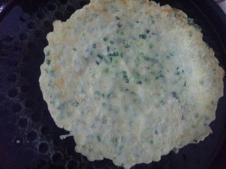 9、#绿色美食#韭菜鸡蛋饼,饼的底部可以移动，边缘翘起来，就可以翻面了。