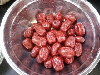 1、中式点心+枣花馍,红枣洗净备用