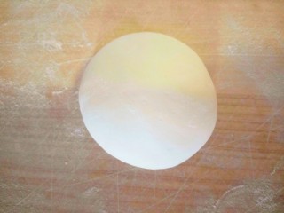 10、中式点心+枣花馍,取一个剂子揉圆压扁