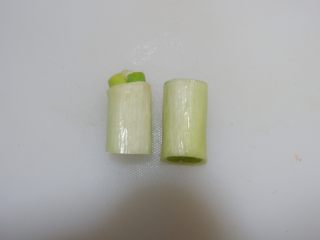 3、白切猪肝(卤猪肝),葱切长段。