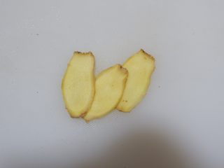 4、白切猪肝(卤猪肝),姜切片。