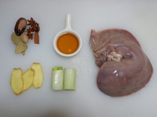 5、白切猪肝(卤猪肝),所有食材备好。