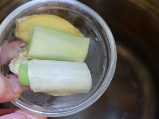 7、白切猪肝(卤猪肝),重新起锅,加入葱姜。