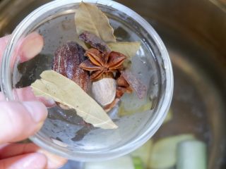 8、白切猪肝(卤猪肝),香料。