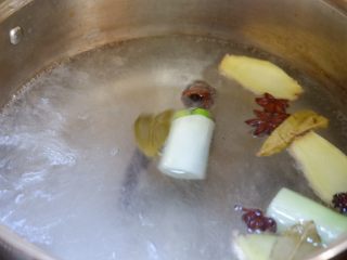 10、白切猪肝(卤猪肝),将锅中水煮沸。