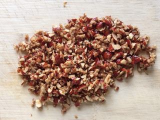 3、红枣燕麦饼干#家有烤箱#,然后切碎备用。