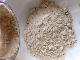 7、红枣燕麦饼干#家有烤箱#,将磨好的燕麦粉倒入一干净大碗中