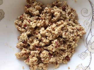 11、红枣燕麦饼干#家有烤箱#,搅拌均匀成燕麦团