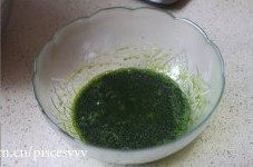 3、菠菜奶油蛋糕卷,玉米油、菠菜汁倒入盆中,加入幼砂糖,用蛋抽搅拌均匀。
