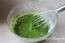 4、菠菜奶油蛋糕卷,低粉过筛后倒入,略拌至无干粉末状。