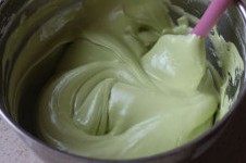 9、菠菜奶油蛋糕卷,将拌好的蛋黄糊倒入剩余的蛋白内,切拌均匀。