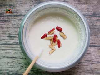 7、红枣大米糕,加入红枣碎