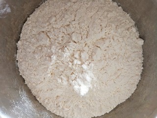 6、红糖发糕,面粉称重放进容器里面