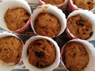 13、红糖发糕,挖一勺面糊放到纸杯里面，三分之二满就可以了，依次全部做好