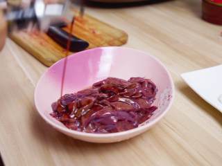 3、爆炒猪肝,再加入一点酱油