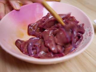 4、爆炒猪肝,料酒去腥，酱油调味，翻拌均匀后腌制10分钟