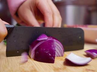 5、爆炒猪肝,接下来配菜也要处理一下，我们把洋葱切块