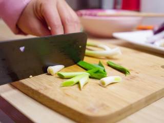 7、爆炒猪肝,蒜苗切段