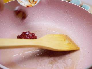 12、爆炒猪肝,锅里留底油，放入豆瓣酱翻炒出红油