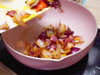 16、爆炒猪肝,倒入洋葱和辣椒翻炒