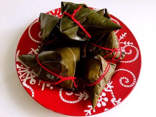 7、五谷杂粮八宝粽,成品图，包好的粽子放入高压锅大火煮五分钟，小火煮十分钟，关火焖半小时即可。