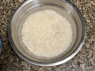 1、红枣红糖糯米饭➕甜美幸福心如蜜,糯米一碗,淘洗后用清水浸泡过夜