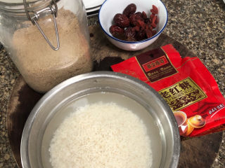 2、红枣红糖糯米饭➕甜美幸福心如蜜,除了糯米,还用到了红糖,姑姑自己种的芝麻磨的芝麻粉,红枣10粒,枸杞十几粒,还有少许桂圆肉