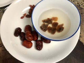 4、红枣红糖糯米饭➕甜美幸福心如蜜,我的桂圆肉有点干了,用清水泡软,红枣清洗备用