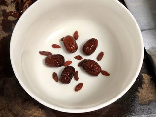 6、红枣红糖糯米饭➕甜美幸福心如蜜,取一个耐热的深碗,碗内抹一层食用油,碗底摆上红枣枸杞