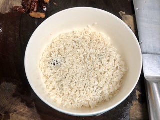 7、红枣红糖糯米饭➕甜美幸福心如蜜,铺上一半糯米,压平