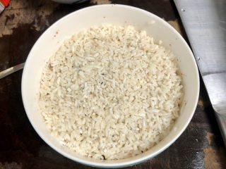 11、红枣红糖糯米饭➕甜美幸福心如蜜,铺上剩余的糯米,压平