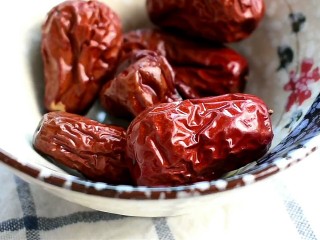 1、红枣桂圆茶,将红枣清洗干净