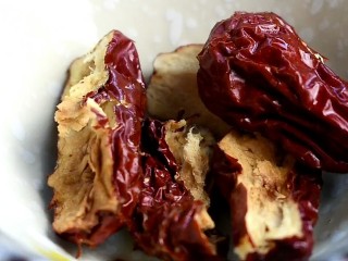 3、红枣桂圆茶,盛入碗中备用