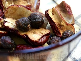 7、红枣桂圆茶,倒入足量的清水