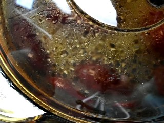9、红枣桂圆茶,然后盖上锅盖转小火煮个10分钟左右。记得中途把盖子露个缝,以免溢锅哦