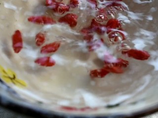 11、红枣桂圆茶,将枸杞清洗干净