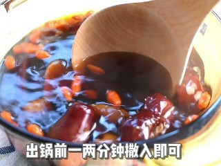 12、红枣桂圆茶,将枸杞放入锅中,煮一分钟出锅