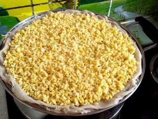 1、#感恩节食谱#绿豆沙之父爱如山,绿豆提前泡一晚脱皮，上锅蒸熟。