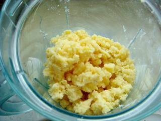 2、#感恩节食谱#绿豆沙之父爱如山,为了口感更细腻，用料理机打碎。