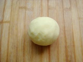 5、#感恩节食谱#绿豆沙之父爱如山,在手心里团成光滑的面团，绿豆沙就做好了。