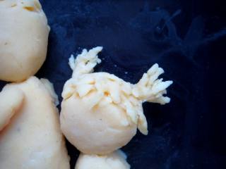 19、#感恩节食谱#绿豆沙之父爱如山,面块在头部沾好后，用竹签扎几下，小辫子更形象。