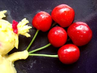 20、#感恩节食谱#绿豆沙之父爱如山,再沾上短短的小圆条做小胳膊，用樱桃做气球。